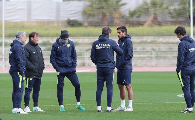 El Málaga no varía su plan: confianza en Míchel y cinco o seis cambios en la plantilla