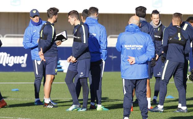 José González mezcla a los futbolistas en el Málaga-Lausanne para transmitir sus conceptos