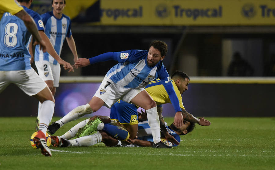 El Málaga cae derrotado en Las Palmas en el último minuto