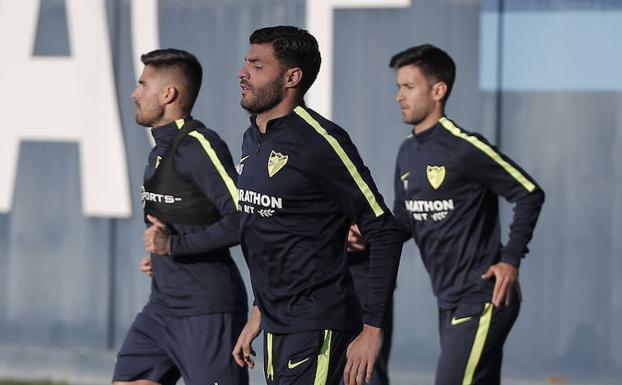 TORRES, COMO CENTRAL; DIEGO, EN EL LATERAL IZQUIERDO