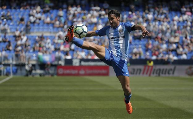 Rosales se defiende a su manera