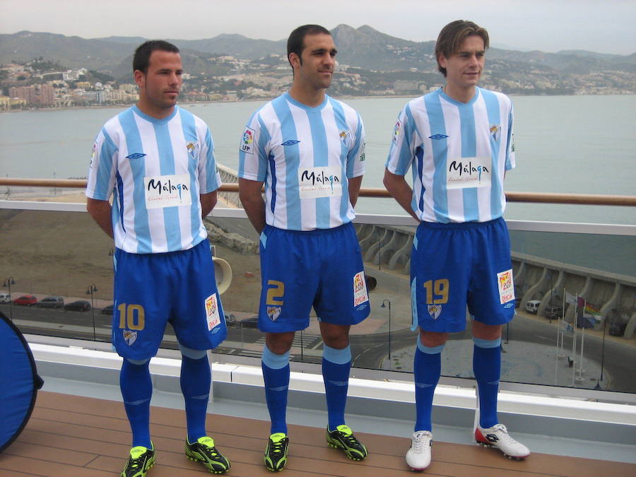 Presentación de las equipaciones para la temporada 2009-10. Franjas blancas y celeste con pantalón azul.