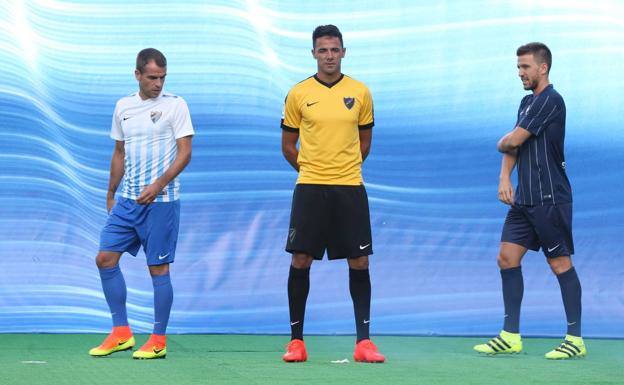 La tres equipaciones del Málaga para la temporada 2016-17. Duda, Weligton y Camacho, en la presentación que se dio en la plaza de toros de la Malagueta.