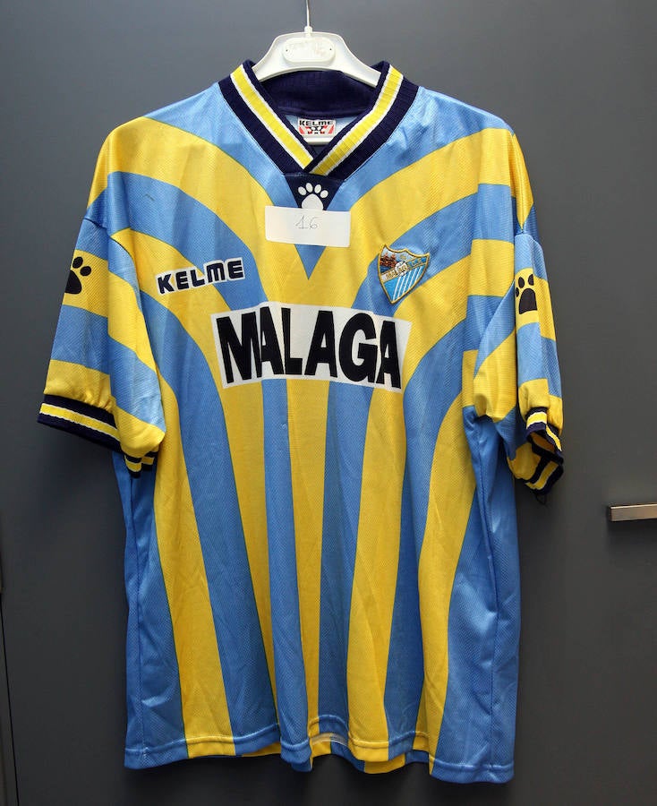 Segunda camiseta de la temporada 97-98. Es una de las más singulares de la colección. Se utilizó en la fase de ascenso a Segunda A ante la Sociedad Deportiva Beasain.