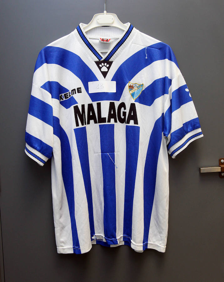 Camiseta del ascenso a Segunda A en la temporada 97-98. La de aquel del partido ante el Tarrasa donde erigió la figura de Pablo Guede. Esta equipación con la marca Kelme es muy popular entre los aficionados.