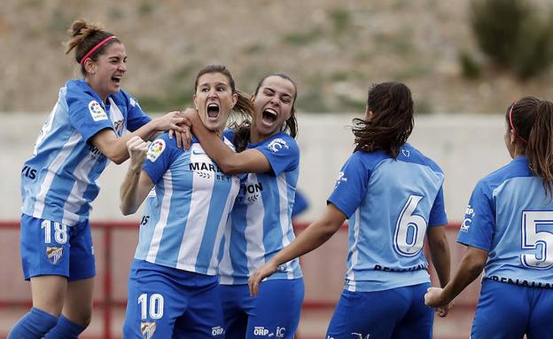 La primera equipación de la temporada 2017-18 transformó el diseño. Propuso dos tonos de azul (celeste en las franjas y oscuro en las hombreras y pantalón). En la imagen, el equipo femenino del Málaga. Con esta camiseta lograron el ascenso a la Liga Iberdrola, la máxima categoría.