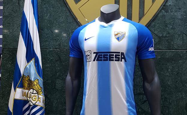 Y la nueva para la temporada 2018-19 es esta. Parecida a la del año anterior pero con detalles diferenciadores como la división entre las franjas y el cuello blanco. En la pechera regresa como principal patrocinador la empresa malagueña, Tesesa.