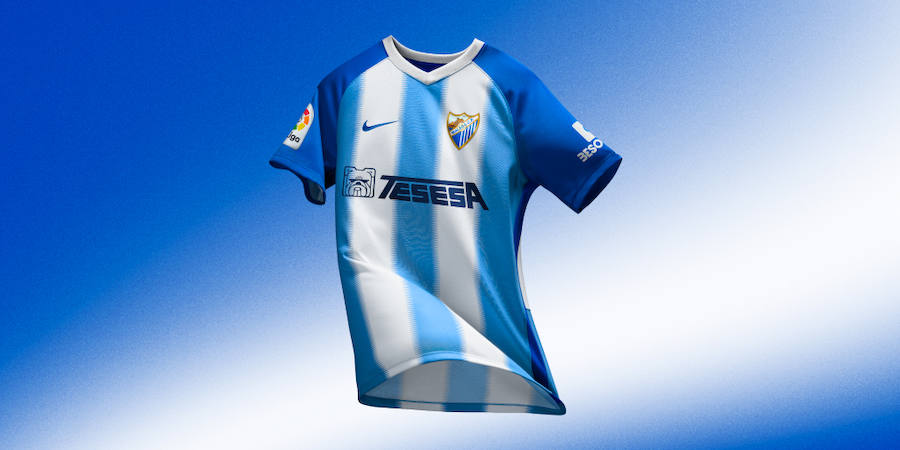 Y la nueva para la temporada 2018-19 es esta. Parecida a la del año anterior pero con detalles diferenciadores como la división entre las franjas y el cuello blanco. En la pechera regresa como principal patrocinador la empresa malagueña, Tesesa.