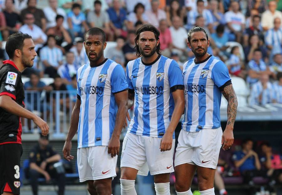 En la temporada siguiente, la 2013-14, el modelo siguió siendo el mismo que desde el principio con Nike, pero se añadió un color azul oscuro al filo de las mangas y el cuello. Esta fue la primera equipación: en la imagen, Tissone, Sergio Sánchez y Angeleri.