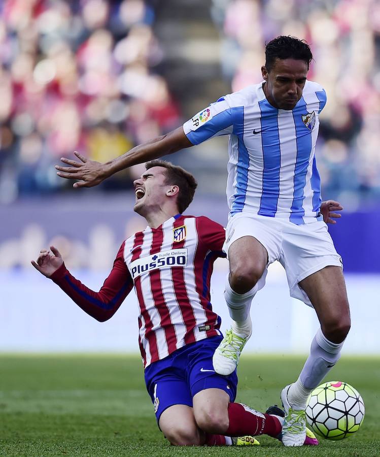 En la temporada 2015-16, las franjas se ensancharon y se le añadió unas finas líneas moradas entre las franjas blanquiazules. En la foto, Weligton lucha un balón contra Griezman