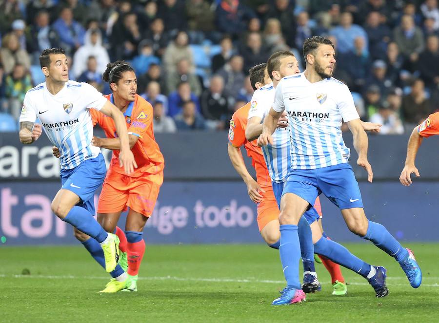 Primera equipación del Málaga en la temporada 2016-17. Regresó el pantalón azulón y la camiseta mostró una gran cantidad de blanco. Finas líneas azules en degradado.