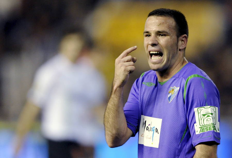 Apoño luce la segunda equipación de la temporada 2008-09 durante un encuentro en Mestalla ante el Valencia. Era completamente morada con pequeños detalles en verde. Los colores de la ciudad, de nuevo en la segunda equipación.