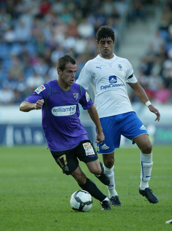 Duda durante un partido ante el Tenerife. En la temporada 2009-10, también se utilizó la segunda camiseta del año anterior.