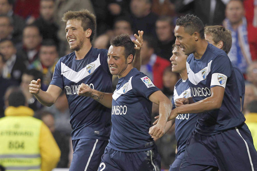 Esta fue la segunda equipación de la temporada 2011-12. Año de la clasificación a la fase previa de la Champions con el cuarto lugar en Liga. Momento de celebración de un 'golazo' de falta de Santi Cazorla en el Santiago Bernabéu contra el Real Madrid.