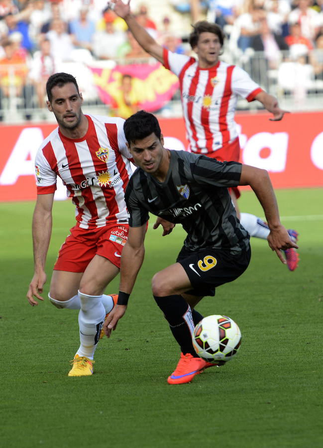 La segunda equipación de la 2014-15, fue negra y gris. Javi Guerra controla un balón en un partido ante el Almería.