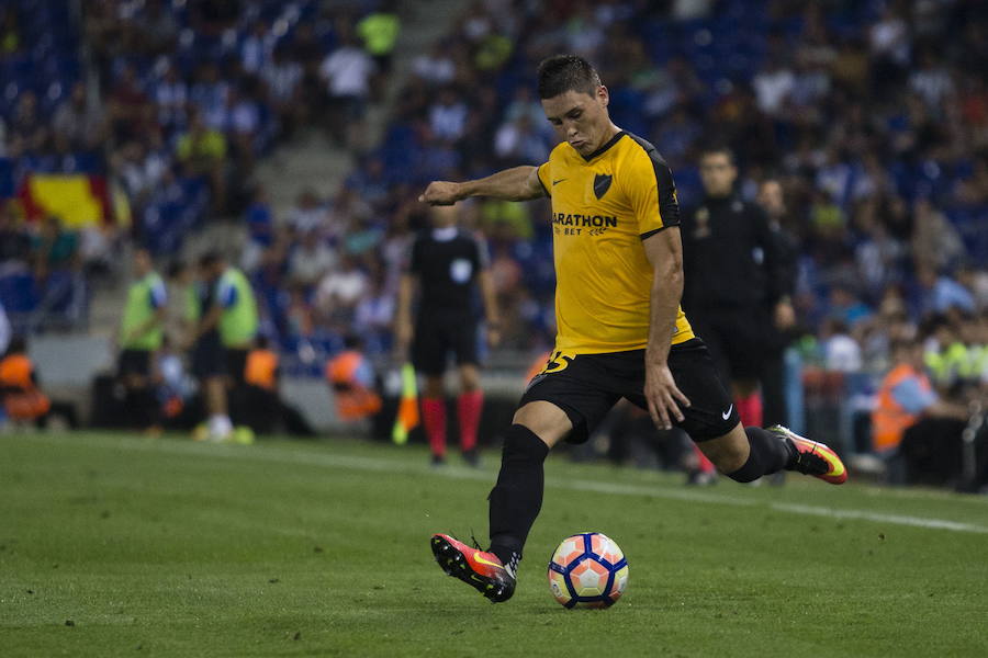 Segunda equipación del Málaga en la campaña 2016-17. Federico Ricca, instantes antes de poner un centro. Camiseta amarilla con líneas negras y pantalón negro.