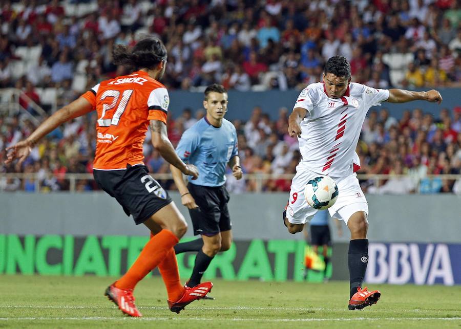 La tercera equipación en el curso 2013-14 fue naranja. No se utilizó mucho. En la imagen vemos a Sergio Sánchez intentando encimar a Carlos Bacca. Camiseta naranja con franjas blanca y negras en las mangas. Pantalón negro y medias naranjas. Aunque no se ve en la imagen, la parte delantera era completamente naranaja.