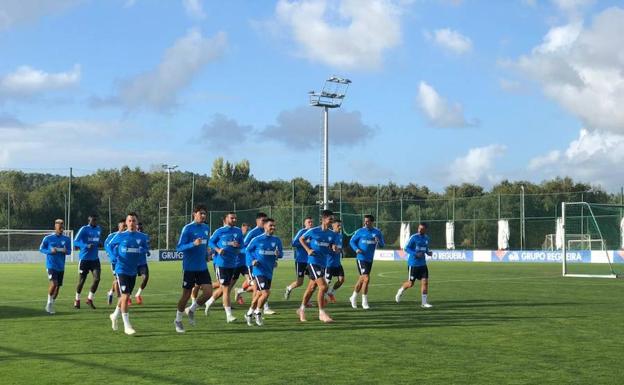 El Málaga presenta sus credenciales en Riazor