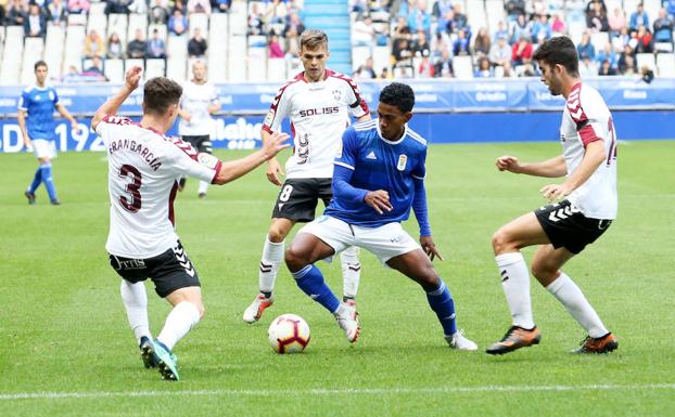 Bárcenas, el panameño tras los pasos de Dely Valdés, liderará el ataque del Oviedo