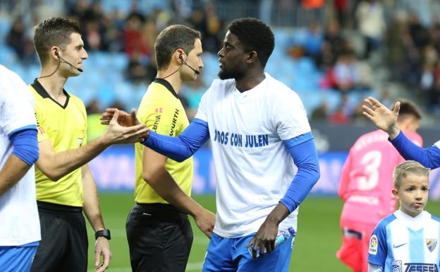 El Málaga sale al campo con camisetas con el lema 'Todos con Julen'