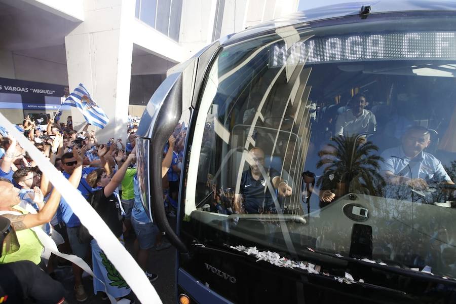 El recibimiento al autobús del Málaga, en fotos