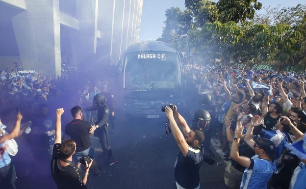 Así recibió la afición al equipo antes del partido