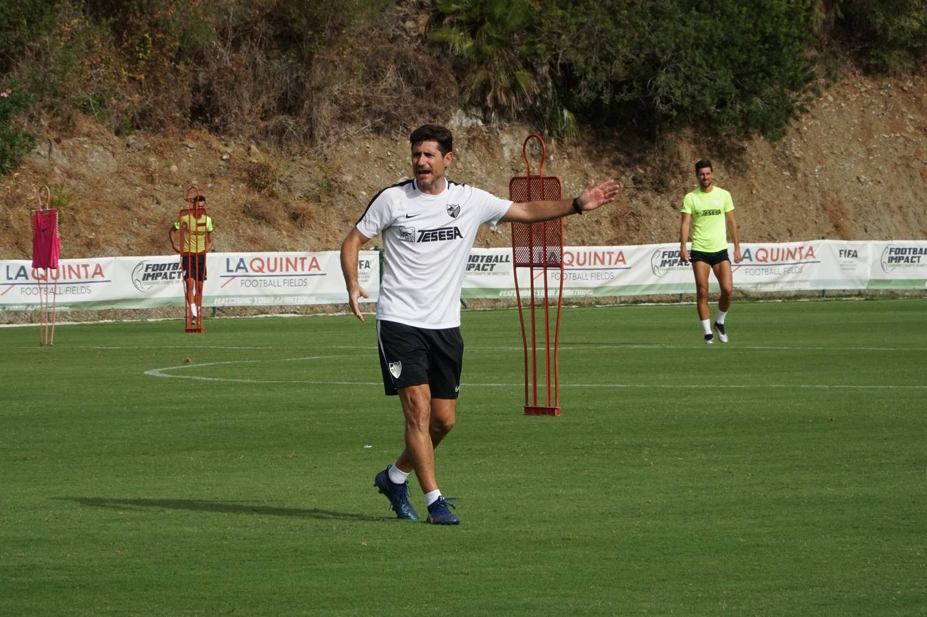 Los jugadores del Málaga realizan la última sesión de trabajo de la semana en el campo de La Quinta