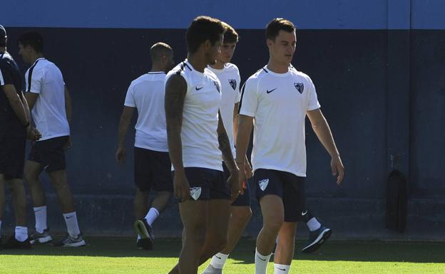 Llegan cuatro jugadores más del Málaga, a la espera de las salidas
