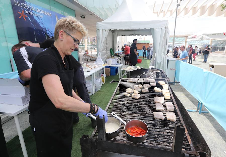 Degustaciones de sardinas y bacalao a precios populares en la inauguración deI I Encuentro de los Mares, en Muelle Uno