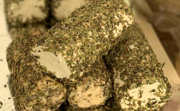 Rulo de cabra emborrizado en orégano