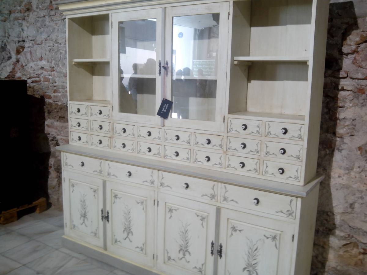 Exposición de muebles artesanales a beneficio de Cudeca en el Soho