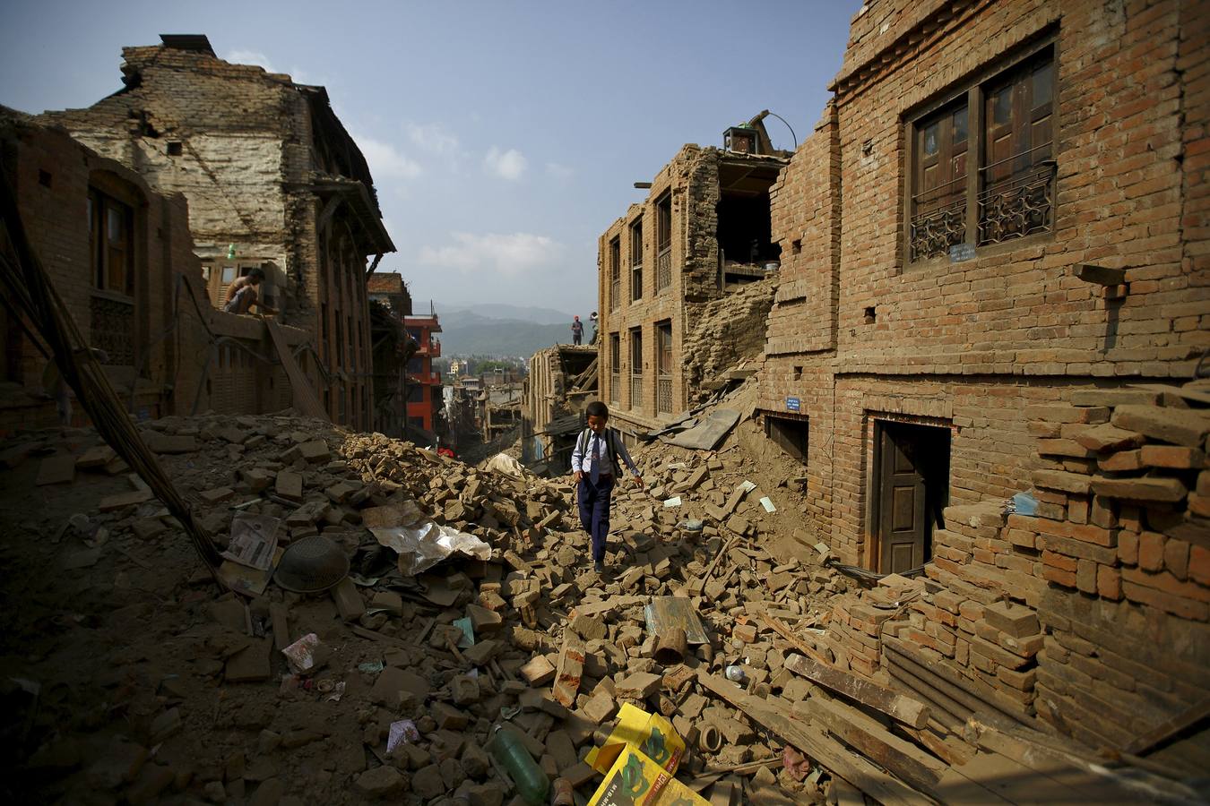 Los niños de Nepal vuelven al colegio tras el terremoto - diariosur.es
