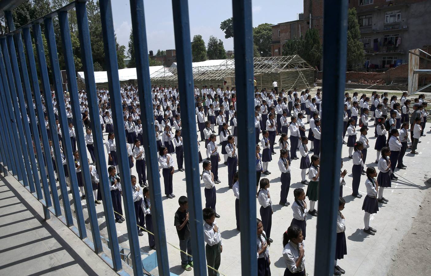 Los niños de Nepal vuelven al colegio tras el terremoto - diariosur.es