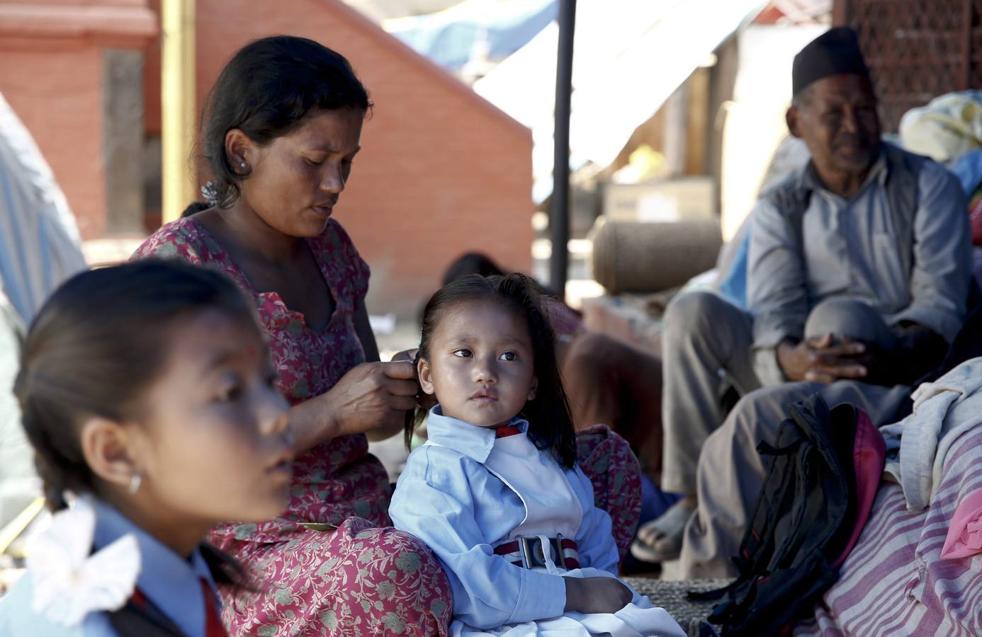 Los niños de Nepal vuelven al colegio tras el terremoto - diariosur.es