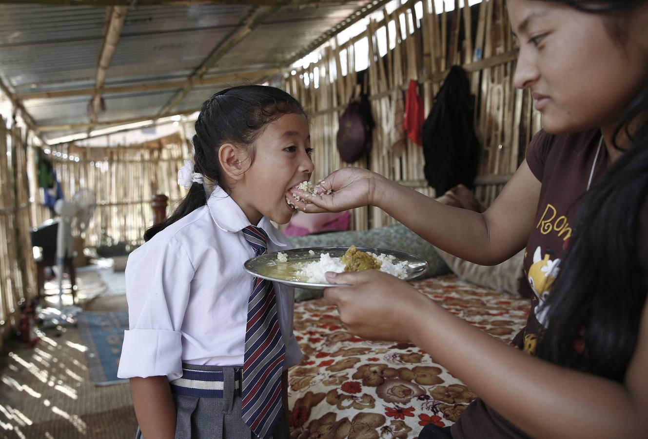 Los niños de Nepal vuelven al colegio tras el terremoto - diariosur.es
