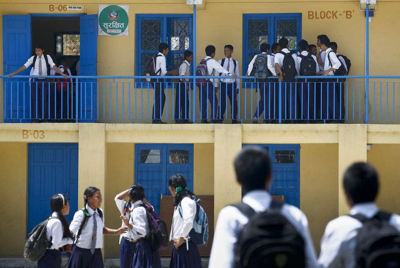 Los niños de Nepal vuelven al colegio tras el terremoto - diariosur.es