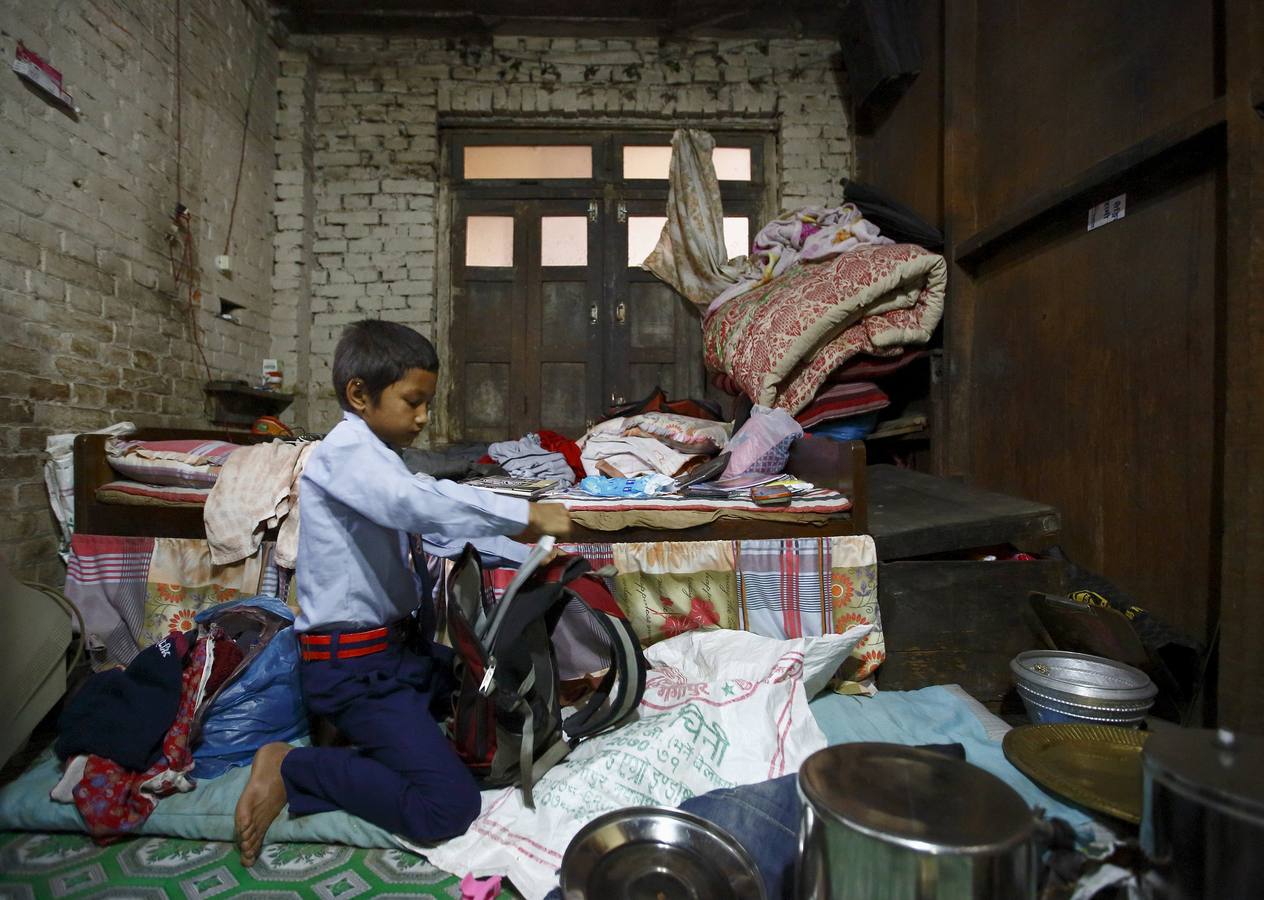 Los niños de Nepal vuelven al colegio tras el terremoto - diariosur.es