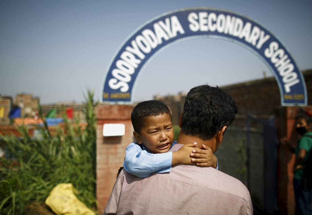 Los niños de Nepal vuelven al colegio tras el terremoto - diariosur.es