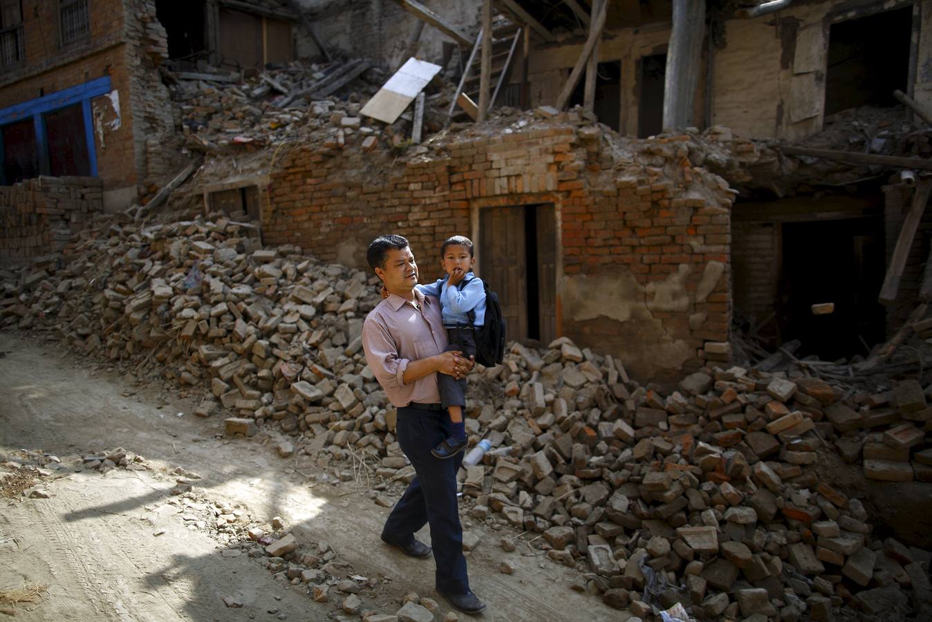 Los niños de Nepal vuelven al colegio tras el terremoto - diariosur.es