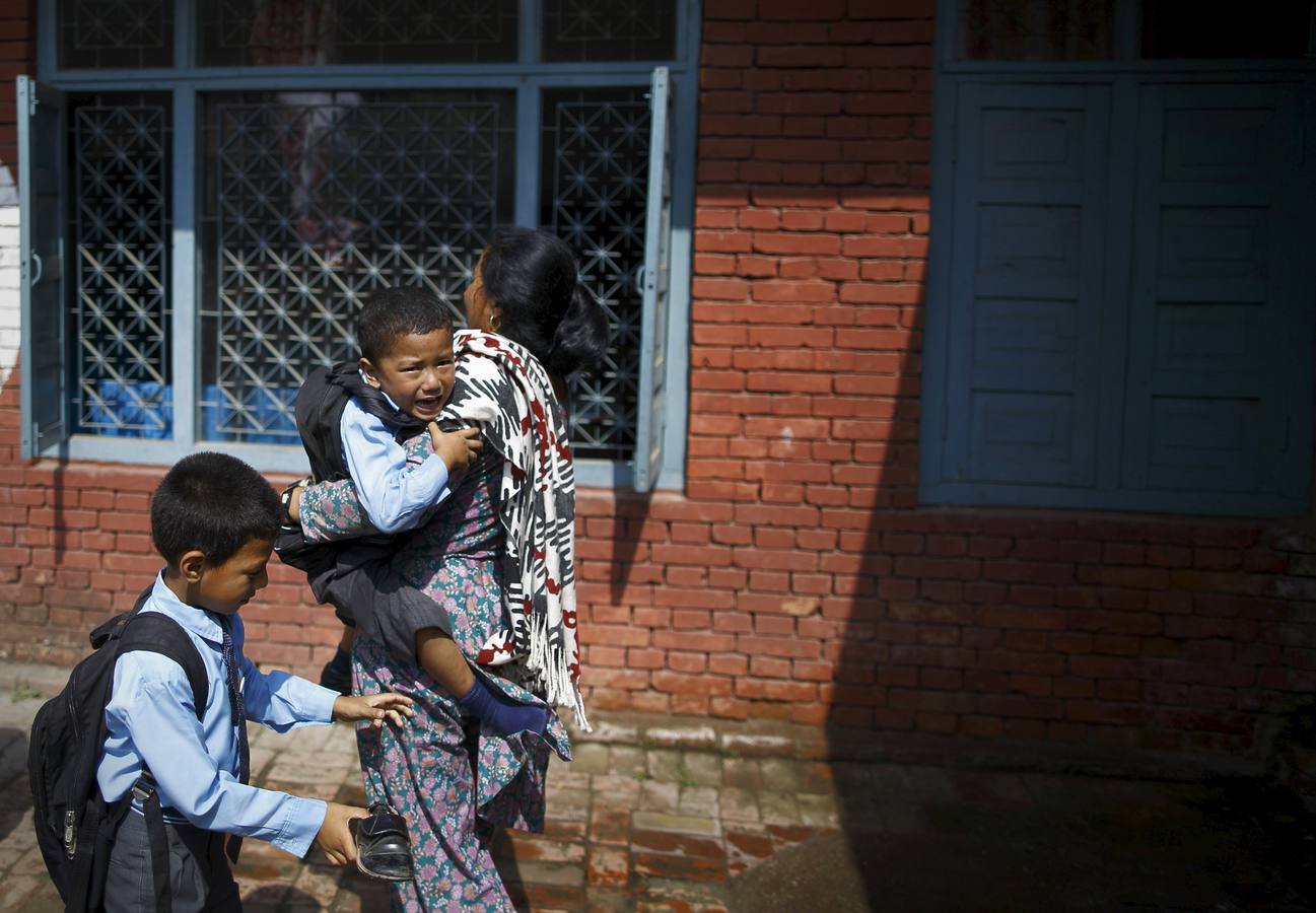 Los niños de Nepal vuelven al colegio tras el terremoto - diariosur.es