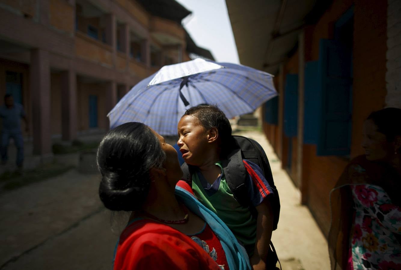 Los niños de Nepal vuelven al colegio tras el terremoto - diariosur.es