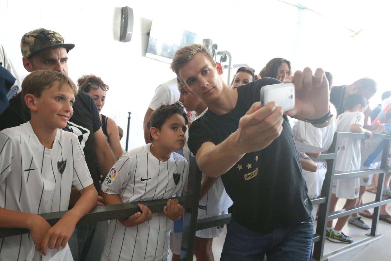 El jeque presenta Sandro y Diego Llorente