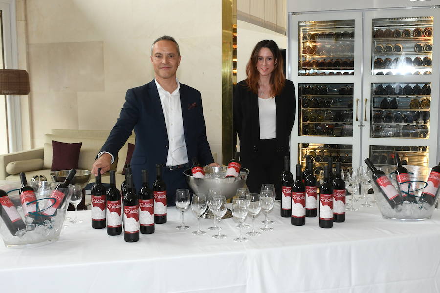 Jorge Flores, de Narbona Solís, en el expositor de Bodegas Cortijo La Fuente.