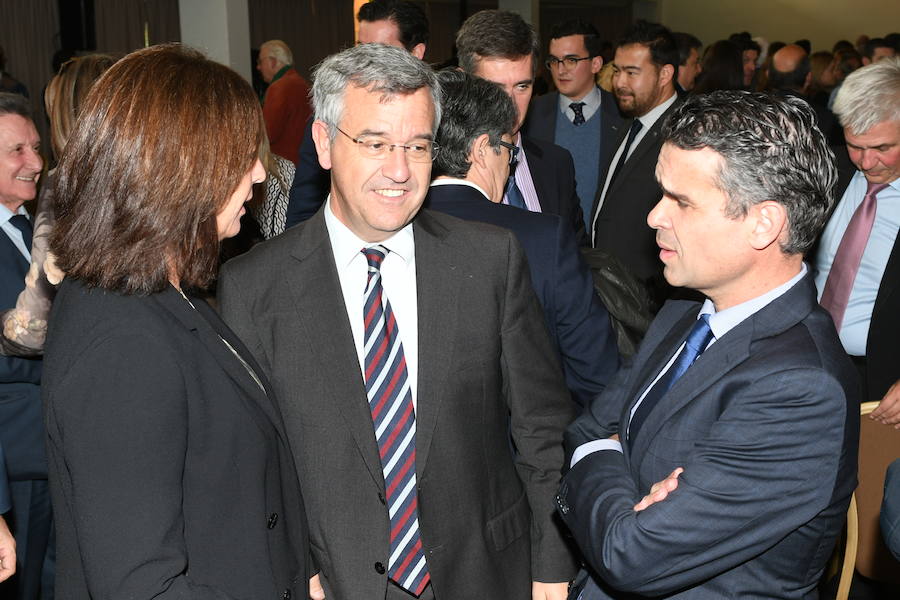 Los alcaldes de Marbella, José Bernal, y Estepona, García Urbano, departen tras el acto.