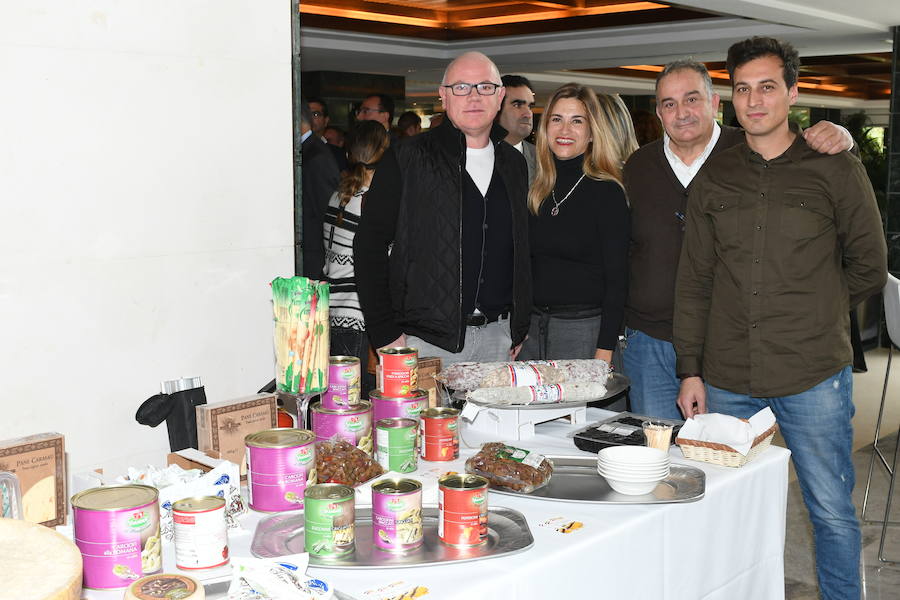 Bruno Procaccini y Paloma Almansa, junto al equipo de La Contadina.