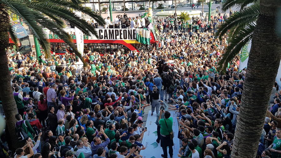 El Unicaja celebra el título con los aficionados en Málaga 