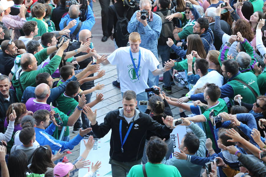 El Unicaja celebra el título en Málaga junto a sus aficionados (II)