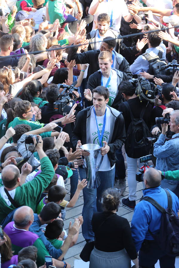 El Unicaja celebra el título en Málaga junto a sus aficionados (II)