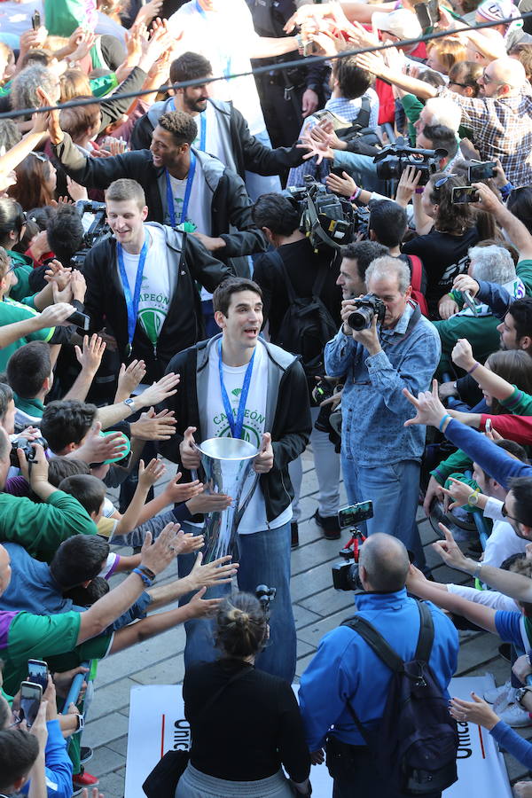 El Unicaja celebra el título en Málaga junto a sus aficionados (II)