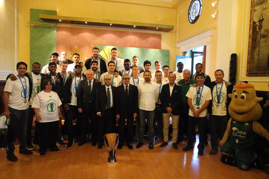 El Unicaja celebra el título en Málaga junto a sus aficionados (II)